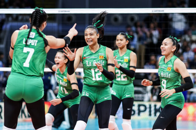 Angel Canino La Salle Lady Spikers oslavuje bod vs NU Lady Bulldogs v druhom zápase finále ženského volejbalu UAAP sezóny 88. 