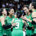 La Salle Lady Spikers oslavujú bod proti NU Lady Bulldogs v druhom finálovom zápase ženského volejbalu UAAP sezóny 88.