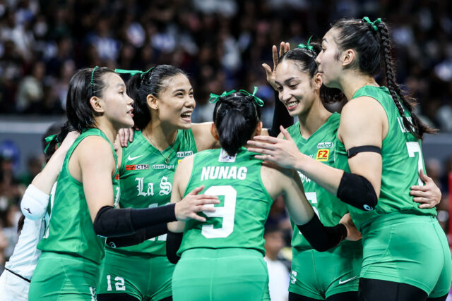La Salle Lady Spikers oslavujú bod proti NU Lady Bulldogs v druhom finálovom zápase ženského volejbalu UAAP sezóny 88.