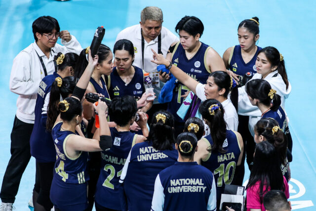 NU Lady Bulldogs počas zápasu proti La Salle Lady Spikers vo finále ženského volejbalu sezóny 88 UAAP. 