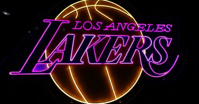 Lakers prepúšťajú časť rozsiahlych zmien v obchodných operáciách

