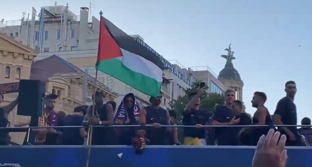 Lamine Yamal vyvesil vlajku Palestíny počas prehliadky autobusov v Barcelone
