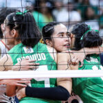 Lams Lams z NU Lady Bulldogs sa objíma s Amie Provido a Angel Canino z La Salle Lady Spikers po ich finálovom dueli vo volejbale žien v sezóne 88 UAAP.