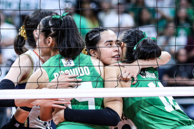Lams Lams z NU Lady Bulldogs sa objíma s Amie Provido a Angel Canino z La Salle Lady Spikers po ich finálovom dueli vo volejbale žien v sezóne 88 UAAP.