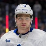20. januára 2024; Vancouver, Britská Kolumbia, CAN; Útočník Toronta Maple Leafs Max Domi (11) korčuľuje počas rozcvičky pred zápasom proti Vancouveru Canucks v Rogers Arene. Povinný kredit: Bob Frid-Imagn Images