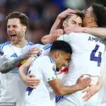 Hráči Leedsu oslavujú so strelcom svojho prvého gólu Antonom Stachom na Elland Road
