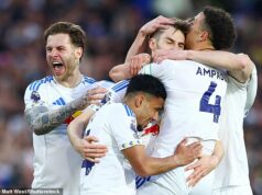 Leeds 3-1 Burnley: Tím Daniela Farkeho urobil OBROVSKÝ krok k zabezpečeniu prežitia v Premier League po tom, čo sa vďaka víťazstvu nad zostupujúcimi Clarets posunul od zóny poklesu o deväť bodov Hráči Leedsu oslavujú so strelcom svojho prvého gólu Antonom Stachom na Elland Road