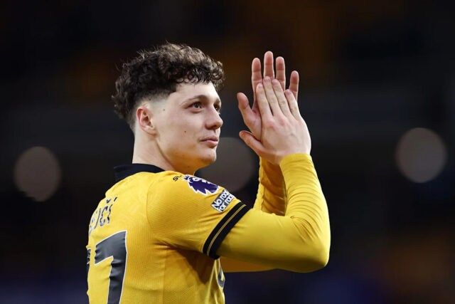Leeds United pozorne sleduje tohto obrancu Wolves: Mal by ho Farke dostať na palubu?
