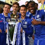Cesar Azpilicueta z Chelsea, Marcos Alonso z Chelsea, Eden Hazard z Chelsea, Michy Batshuayi z Chelsea pózujú s Premier League Trophy po zápase Premier League medzi Chelsea a Sunderlandom na Stamford Bridge 21. mája 2017 v Londýne v Anglicku