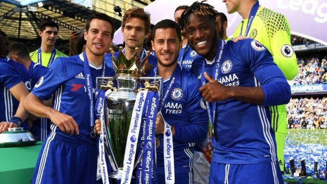 Cesar Azpilicueta z Chelsea, Marcos Alonso z Chelsea, Eden Hazard z Chelsea, Michy Batshuayi z Chelsea pózujú s Premier League Trophy po zápase Premier League medzi Chelsea a Sunderlandom na Stamford Bridge 21. mája 2017 v Londýne v Anglicku