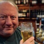 Moderátor talkSport Alan Brazil pózuje s drinkom