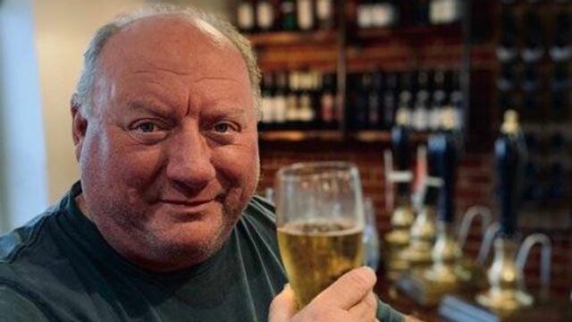 Moderátor talkSport Alan Brazil pózuje s drinkom 