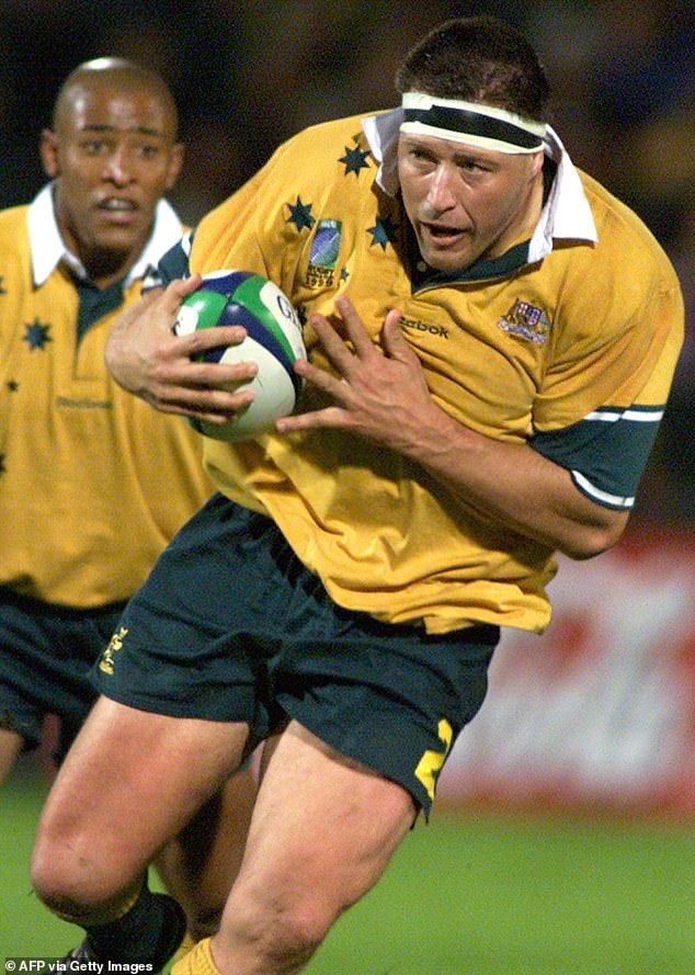 Legenda Wallabies Phil Kearns hovorí o traume z prejdenia svojho Je to traumatický incident, ktorý naďalej prenasleduje legendu Wallabies Phila Kearnsa - keď v roku 2005 omylom prešiel cez svoju 19-mesačnú dcéru Andie.