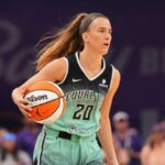 19. septembra 2025; Phoenix, Arizona, USA; Strážkyňa slobody v New Yorku Sabrina Ionescu (20) dribluje proti Phoenixu Mercury počas prvej polovice tretieho zápasu prvého kola play-off WNBA 2025 v PHX Arene. Povinný kredit: Joe Camporeale-Imagn Images