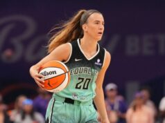 Liberty G Sabrina Ionescu (späť) von vs. ortuť 19. septembra 2025; Phoenix, Arizona, USA; Strážkyňa slobody v New Yorku Sabrina Ionescu (20) dribluje proti Phoenixu Mercury počas prvej polovice tretieho zápasu prvého kola play-off WNBA 2025 v PHX Arene. Povinný kredit: Joe Camporeale-Imagn Images
