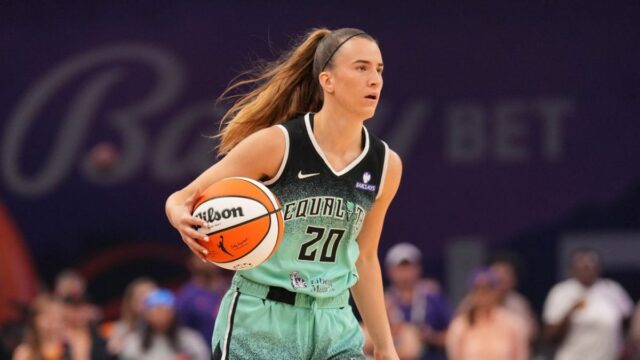 19. septembra 2025; Phoenix, Arizona, USA; Strážkyňa slobody v New Yorku Sabrina Ionescu (20) dribluje proti Phoenixu Mercury počas prvej polovice tretieho zápasu prvého kola play-off WNBA 2025 v PHX Arene. Povinný kredit: Joe Camporeale-Imagn Images