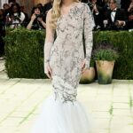 Americká lyžiarska ikona Lindsey Vonnová oslnila, keď sa v pondelok večer zúčastnila na Met Gala