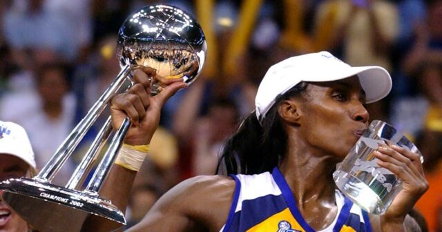 Lisa Leslie sa presťahovala, že dostane sochu pred arénou Crytpo.com
