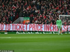 Liverpool klesol a zrušil zvýšenia cien vstupeniek na viac sezón po tom, čo sa rozzúrení fanúšikovia vyhrážali, že prestanú míňať peniaze na Anfielde – ale zvýšenie na budúci rok zostane Fanúšikovia Liverpoolu dali najavo svoje pocity pri minulomesačnom súboji s Fulhamom na Anfielde