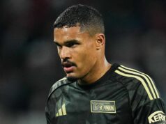 Liverpool odmietne a podpis nepriestrelného obrancu by sa mohol pripojiť k Leedsu, keď sa objaví vysnívaný tím 2026/27 LEEDS, ANGLICKO - 21. marca: Daniel Farke, manažér Leeds United, reaguje počas zápasu Premier League medzi Leeds United a Brentfordom na Elland Road 21. marca 2026 v anglickom Leedse. (Foto: Matt McNulty/Getty Images)