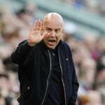 Manažér Liverpoolu Arne Slot gestikuluje na spojnici počas zápasu Premier League.