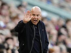 Liverpool ‚premeškal nový prírastok, ktorý by pomohol Arnemu Slotovi‘ predtým, ako ho vyhodí Manažér Liverpoolu Arne Slot gestikuluje na spojnici počas zápasu Premier League.