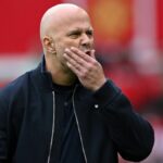 Arne Slot, manažér Liverpoolu, reaguje počas zápasu Premier League medzi Manchestrom United a Liverpoolom