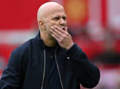 Liverpool sa rozhodol, že Arne Slot prepustí ako nového trénera, ktorý bude najatý v priebehu niekoľkých dní Arne Slot, manažér Liverpoolu, reaguje počas zápasu Premier League medzi Manchestrom United a Liverpoolom