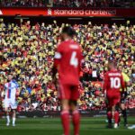 Fanúšikovia Liverpoolu počas zápasu Premier League medzi Liverpoolom a Crystal Palace na Anfielde zdvíhajú plagáty na protest proti rastúcim cenám lístkov a majiteľovi Johnovi Henrymu s plagátmi s nápisom „Pozor, duša Anfieldu v ohrození“.
