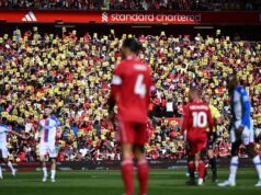Liverpool urobil obrovské plány na obrat po protestoch fanúšikov ako vyhlásenie klubu Fanúšikovia Liverpoolu počas zápasu Premier League medzi Liverpoolom a Crystal Palace na Anfielde zdvíhajú plagáty na protest proti rastúcim cenám lístkov a majiteľovi Johnovi Henrymu s plagátmi s nápisom „Pozor, duša Anfieldu v ohrození“.
