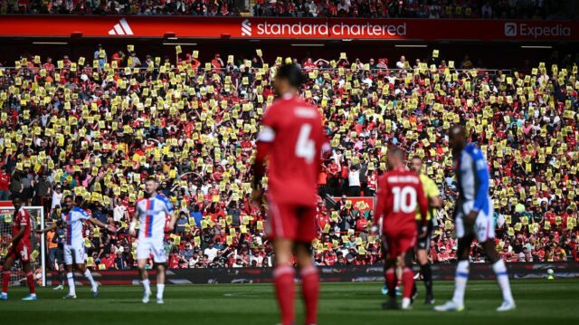 Fanúšikovia Liverpoolu počas zápasu Premier League medzi Liverpoolom a Crystal Palace na Anfielde zdvíhajú plagáty na protest proti rastúcim cenám lístkov a majiteľovi Johnovi Henrymu s plagátmi s nápisom „Pozor, duša Anfieldu v ohrození“.