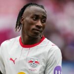Yan Diomande (RB Leipzig) sleduje počas dňa zápasu 33. 1. Bundesligu, RB Lipsko a St. Pauli, Red Bull Arena, Lipsko, Nemecko 9. mája 2026. (Foto Ulrik Pedersen/NurPhoto cez Getty Images)