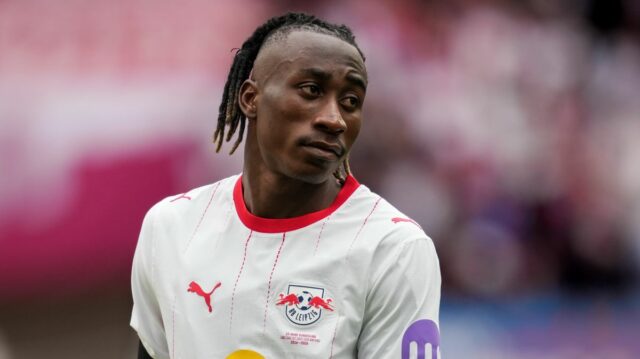 Yan Diomande (RB Leipzig) sleduje počas dňa zápasu 33. 1. Bundesligu, RB Lipsko a St. Pauli, Red Bull Arena, Lipsko, Nemecko 9. mája 2026. (Foto Ulrik Pedersen/NurPhoto cez Getty Images)