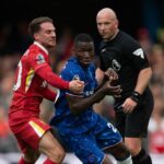 Alexis Mac Allister z Liverpoolu sa pokúša zastaviť Moisesa Caiceda z Chelsea počas zápasu Premier League medzi FC Chelsea a FC Liverpool na Stamford Bridge 4. mája 2025 v Londýne v Anglicku.
