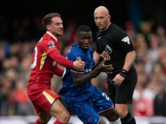 Liverpool vs Chelsea predpovedali štyria odborníci, pretože Arne Slot dostal veľmi jasný verdikt Alexis Mac Allister z Liverpoolu sa pokúša zastaviť Moisesa Caiceda z Chelsea počas zápasu Premier League medzi FC Chelsea a FC Liverpool na Stamford Bridge 4. mája 2025 v Londýne v Anglicku.