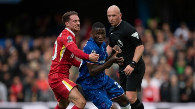 Alexis Mac Allister z Liverpoolu sa pokúša zastaviť Moisesa Caiceda z Chelsea počas zápasu Premier League medzi FC Chelsea a FC Liverpool na Stamford Bridge 4. mája 2025 v Londýne v Anglicku.