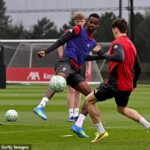 Alexander Isak (v strede) je veľkou pochybnosťou, že by mal čeliť Man United v nedeľu proti Liverpoolu