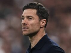 Liverpool „prinútil Xabiho Alonsa priblížiť sa“ po tom, čo Arne Slot vypískal vernými Reds Španielsky tréner Realu Madrid Xabi Alonso reaguje počas finálového zápasu španielskeho Superpohára medzi FC Barcelona a Realom Madrid na štadióne kráľa Abdullaha v Jeddahu 11. januára 2026. (Foto: Fadel SENNA / AFP cez Getty Images)