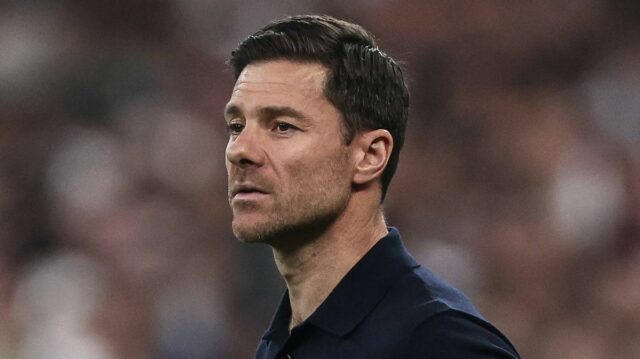 Španielsky tréner Realu Madrid Xabi Alonso reaguje počas finálového zápasu španielskeho Superpohára medzi FC Barcelona a Realom Madrid na štadióne kráľa Abdullaha v Jeddahu 11. januára 2026. (Foto: Fadel SENNA / AFP cez Getty Images)
