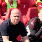 Hlavný tréner Liverpoolu Arne Slot sedí na lavičke náhradníkov