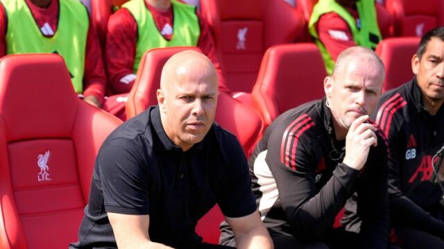 Hlavný tréner Liverpoolu Arne Slot sedí na lavičke náhradníkov
