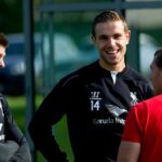 Brendan Rodgers, manažér Liverpoolu, rokuje so Stevenom Gerrardom a Jordanom Hendersonom počas tréningu na Melwood Training Ground 11. septembra 2014 v Liverpoole v Anglicku.