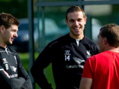 Liverpoolske prestupové ciele odmietli texty Stevena Gerrarda, keďže sa ťahy rozpadli Brendan Rodgers, manažér Liverpoolu, rokuje so Stevenom Gerrardom a Jordanom Hendersonom počas tréningu na Melwood Training Ground 11. septembra 2014 v Liverpoole v Anglicku.