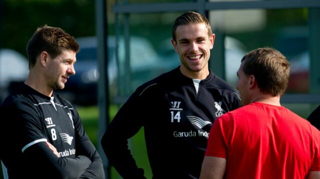 Brendan Rodgers, manažér Liverpoolu, rokuje so Stevenom Gerrardom a Jordanom Hendersonom počas tréningu na Melwood Training Ground 11. septembra 2014 v Liverpoole v Anglicku.  