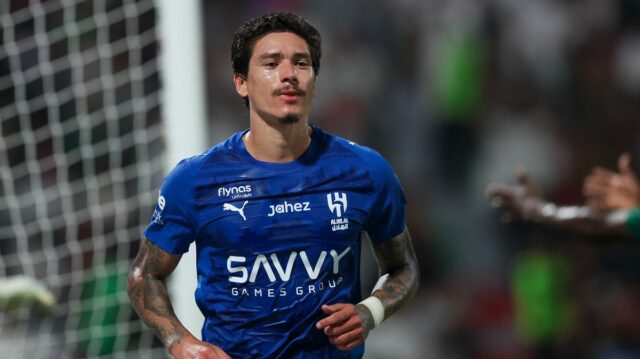 DAMMAM, SAUDSKÁ ARÁBIA – 18. OKTÓBRA: Darwin Nunez z Al Hilal oslavuje po strelení piateho gólu svojho tímu počas zápasu Saudi Pro League medzi Al Ettifaq a Al Hilal na štadióne Ego 18. októbra 2025 v Dammame v Saudskej Arábii. (Foto: Yasser Bakhsh/Getty Images)