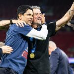 Manažér PSG Luis Enrique oslavuje víťazstvo s prezidentom Nasserom Al-Khelaifim