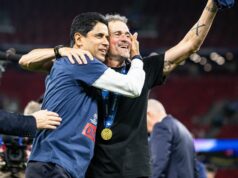 Luis Enrique aktualizuje zmluvu ako predseda PSG prehovorí po tom, čo sa Liverpool uvoľní Manažér PSG Luis Enrique oslavuje víťazstvo s prezidentom Nasserom Al-Khelaifim