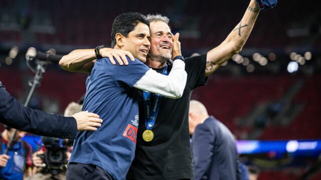 Manažér PSG Luis Enrique oslavuje víťazstvo s prezidentom Nasserom Al-Khelaifim