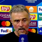 Luis Enrique hovorí do mikrofónu