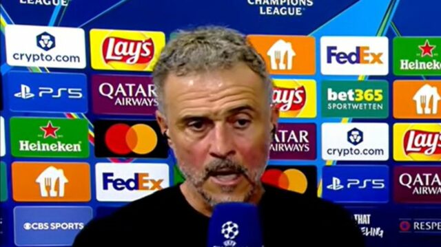 Luis Enrique hovorí do mikrofónu